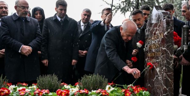 Bahçeli, Alparslan Türkeş'in kabrini ziyaret etti..