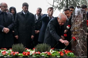 Bahçeli, Alparslan Türkeş'in kabrini ziyaret etti..